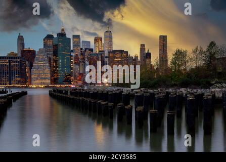 New York City con lo skyline del centro di Manhattan sul Fiume Est Durante il tramonto negli Stati Uniti Foto Stock