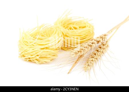 Pasta vermicelli isolata su fondo bianco. Foto Stock