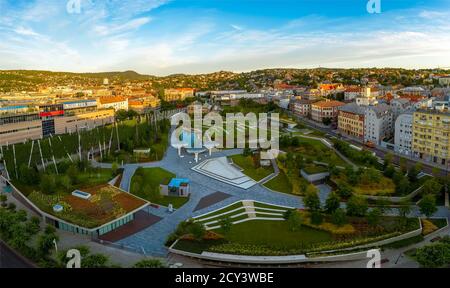 Vista aerea sul nuovo parco millenario di Budapest Ungheria. Fantastico nuovo parco all'aperto nel lato di Buda vicino a un centro commerciale Foto Stock