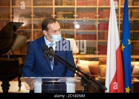 Varsavia, Mazoviano, Polonia. 1 ottobre 2020. L'Ambasciatore francese in Polonia FREDERIC BILLET ha consegnato BARBARA NOWACKA, membro del Parlamento polacco e attivista sociale, l'Insignia dell'Ordine Nazionale del Merit.in la foto: FREDERIC BILLET Credit: Hubert Mathis/ZUMA Wire/Alamy Live News Foto Stock