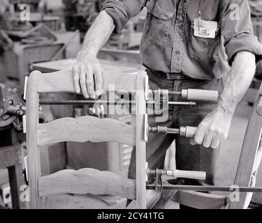 ANNI '60 UOMO ARTIGIANO MANI COSTRUIRE FACENDO RIFINIRE I MOBILI UTILIZZANDO LA LAVORAZIONE DEL LEGNO AVVITARE I MORSETTI INCOLLANDO LO SCHIENALE DELLA SEDIA - I5560 HAR001 HARS COMPETENZE DI OCCUPAZIONE DI ABILITÀ FORZA DI SERVIZIO AL CLIENTE CARRIERE CONOSCENZA PROGRESSO IL LAVORO È ORGOGLIOSO DELLE OCCUPAZIONI OCCUPAZIONALI MANIFATTURIERE UTILIZZANDO IL CONCETTO DI RIPARAZIONE CONCETTUALE CLOSE-UP GENTILE IMPIEGATO SIMBOLICO WOODWORKING CLAMP CONCETTI ARTIGIANO CREATIVITÀ INCOLLAGGIO FABBRICARE LA VITE DI RIFINITURA DI PRECISIONE UOMO-ADULTO MEDIO-ADULTO NERO E BIANCO L'ETNIA CAUCASICA MANI SOLTANTO HAR001 CHE LAVORA IL VIZIO DI RAPPRESENTAZIONE VECCHIO STILE Foto Stock