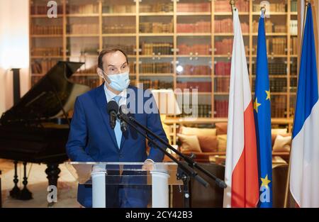 Varsavia, Mazoviano, Polonia. 1 ottobre 2020. L'Ambasciatore francese in Polonia FREDERIC BILLET ha consegnato BARBARA NOWACKA, membro del Parlamento polacco e attivista sociale, l'Insignia dell'Ordine Nazionale del Merit.in la foto: FREDERIC BILLET Credit: Hubert Mathis/ZUMA Wire/Alamy Live News Foto Stock