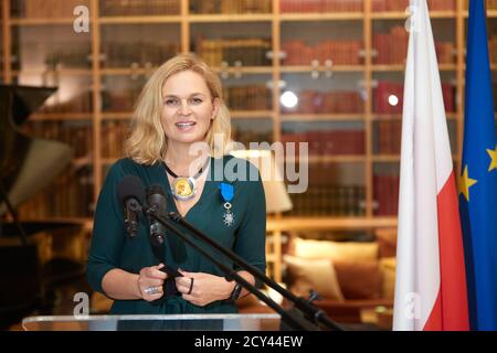 Varsavia, Mazoviano, Polonia. 1 ottobre 2020. L'Ambasciatore francese in Polonia FREDERIC BILLET ha consegnato BARBARA NOWACKA, membro del Parlamento polacco e attivista sociale, l'Insignia dell'Ordine Nazionale del Merit.in la foto: BARBARA NOWACKA Credit: Hubert Mathis/ZUMA Wire/Alamy Live News Foto Stock
