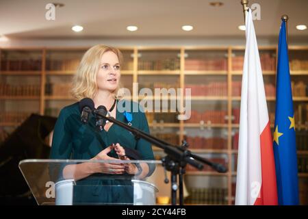 Varsavia, Mazoviano, Polonia. 1 ottobre 2020. L'Ambasciatore francese in Polonia FREDERIC BILLET ha consegnato BARBARA NOWACKA, membro del Parlamento polacco e attivista sociale, l'Insignia dell'Ordine Nazionale del Merit.in la foto: BARBARA NOWACKA Credit: Hubert Mathis/ZUMA Wire/Alamy Live News Foto Stock