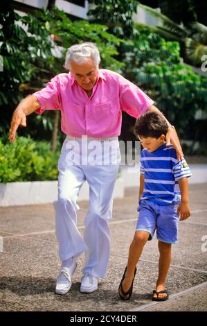 NONNO DEGLI ANNI '90 INSEGNANDO A SUO NIPOTE UN PASSO DI DANZA - KJ11858 DEL003 HARS STEP 1 GIOVANE STILE DI COMUNICAZIONE GENERAZIONI NONNO NONNI FAMIGLIE GIOIA STILE DI VITA SODDISFAZIONE ANZIANO NONNO MOSTRANDO RINGHENNUP SALUTE CASA VITA COPIA SPAZIO PERSONE BAMBINI AMICIZIA A LUNGHEZZA INTERA PERSONE ISPIRAZIONE PREMUROSA MASCHI UOMO ANZIANO ANZIANO ADULTO ESTATE ANZIANO DONNA FELICITÀ ANZIANA AGE OLDSTERS OLDSTER SCOPRIRE LA SUA DIREZIONE ORGOGLIO GIOVANE E VECCHIO GENERAZIONE ANZIANI COLLEGAMENTO NONNI NIPOTI ETÀ DIFFERENZA COOPERAZIONE GIOVANI STAGIONE TOGETHERNESS ETNIA CAUCASICA NONNO VECCHIO STILE Foto Stock