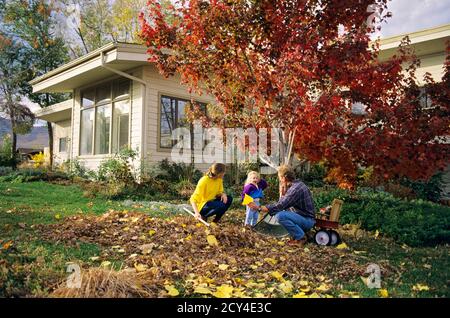ANNI '90 MADRE E PADRE AUTUNNO RASTRELLARE FOGLIE E FIGLIA GUARDARE COLORADO USA - KJ13016 WAL004 HARS MARITO 3 DAD AUTUNNO MUM NUCLEARE NOSTALGICO CADUTA COPPIA COMUNITÀ LASCIA IL CORTILE SUBURBANO GIALLO COLORE RELAZIONE MADRI VECCHIO TEMPO OCCUPATO NOSTALGIA VECCHIO MODO 1 WAGON YARD BIONDO MARRONE GIOIA FELICE STILE DI VITA GENITORI CASE FEMMINE RAPPORTO SPOSO MARITI RAKE VITA DOMESTICA NATURA COPIA SPAZIO PERSONE BAMBINI AMICIZIA MEZZA LUNGHEZZA SIGNORE FIGLIE MATRIMONIO PERSONE TRADIZIONALE RESIDENZIALE RASTRELLARE CURA MASCHI EDIFICI PADRI MARITO E MOGLIE LEGAME PROTETTIVO GODERE MARITI E MOGLI PATERNITÀ PIUTTOSTO Foto Stock