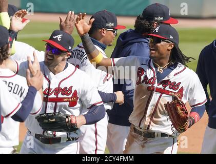 Atlanta, Stati Uniti. 01 Ottobre 2020. Atlanta Braves Ronald Acuna, Jr. (R) festeggia con i compagni di squadra dopo aver vinto il gioco 2 della National League Wild Card Series al Truist Park di Atlanta mercoledì 1 ottobre 2020. I Braves avanzavano alla National League Series dopo aver sconfitto i Cincinnati Reds 5-0. Foto di Tami Chappell/UPI Credit: UPI/Alamy Live News Foto Stock