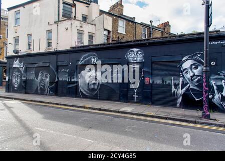 I dipinti dei rapper sono visti fuori del chip Shop.chip Shop BXTN, è un negozio di chip Hip Hop all'angolo di ColdHarbor Lane e Atlantic Road a Brixton, Londra, che serve cibo, musica e ospita eventi dal vivo. Foto Stock