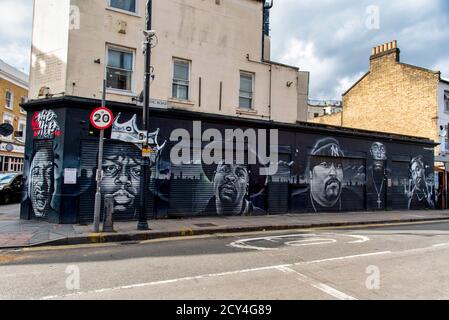 I dipinti dei rapper sono visti fuori del chip Shop.chip Shop BXTN, è un negozio di chip Hip Hop all'angolo di ColdHarbor Lane e Atlantic Road a Brixton, Londra, che serve cibo, musica e ospita eventi dal vivo. Foto Stock