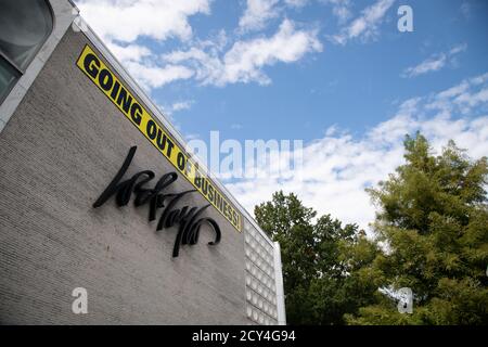 Washington, Stati Uniti. 01 Ottobre 2020. Una visione generale di una sede di Lord and Taylor che sta uscendo dal commercio a Washington, DC, il 1 ottobre 2020 in mezzo alla pandemia del coronavirus. Mentre il Congresso e la Casa Bianca continuano a negoziare lo stimolo COVID-19, con le compagnie aeree che iniziano a tosse i dipendenti e il numero di disoccupati mantenendo i massimi storici, i casi confermati a livello globale sono passati 34 milioni e i decessi confermati sono passati 1 milione. (Graeme Sloan/Sipa USA) Credit: Sipa USA/Alamy Live News Foto Stock