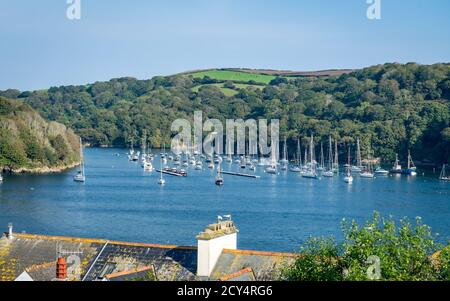 Vista degli yacht ormeggiati sui tetti di Fowey Foto Stock