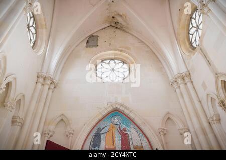 Lege, Loire-Atlantique, Francia - 21 settembre 2020: Dettaglio architettonico dell'interno della cappella di Notre-Dame-de-Pitie nel centro di un tipico Foto Stock
