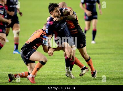 Andre Savelio (centro) dello Hull FC è affrontato da Adam Milner (a sinistra) e Nathan Massey di Castleford Tigers durante la partita della Betfred Super League al Mend-A-Hose Jungle Stadium, Castleford. Foto Stock