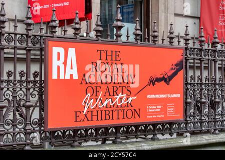 Londra, Regno Unito. 1 ottobre 2020. Banner pubblicitari per la prima volta nella storia una Royal Academy of Arts Summer Exhibition cadrà in inverno.The RA dire l'estate è uno stato d'animo, non un periodo dell'anno; La mostra ha la miriade di opere di nomi di famiglia e artisti emergenti in quello che chiamano un gioioso festival d'arte. Il festival si svolge dal 6 ottobre 2020 al 3 gennaio 2021. Credit: Dave Rushen/SOPA Images/ZUMA Wire/Alamy Live News Foto Stock