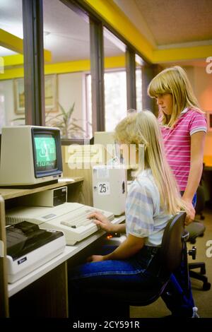2 RAGAZZE CHE LAVORANO AL COMPUTER IN UNA BIBLIOTECA PUBBLICA LAB PAY AS YOU GO VENDING DEVICE - KS22655 FEL001 TECNOLOGIA HARS INFORMAZIONI PUBBLICHE STILE DI VITA SODDISFAZIONE VELOCITÀ FEMMINE COMUNICARE COPIA SPAZIO SI AMICIZIA MEZZA LUNGHEZZA COMPUTER PERSONE ANDARE SCUOLA GRADO OCCUPAZIONE COLLEGAMENTO PRIMARIO PER RETI SCIENTIFICHE A PAGAMENTO APPARECCHIATURE ELETTRICHE DISTRIBUTORE ELEGANTE E AMICHEVOLE MACCHINA JUNIOR COMUNICARE GRADO DI CRESCITA SCOLASTICA GIOVANI HIGH-TECH SCUOLA MEDIA PRE-TEEN PRE-TEEN RAGAZZA TOGETHERNESS CAUCASICO ETNIA INFORMATICA VECCHIO STILE Foto Stock
