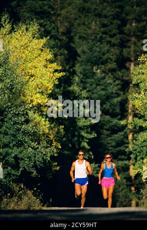 ANNI '90 UOMO E DONNA CHE CORRE JOGGING LUNGO LA CORSIA DI CAMPAGNA VAIL COLORADO USA - KS29247 WAL004 HARS OCCHIALI DA SOLE ROSA COLORE VECCHIO NOSTALGIA TEMPO VECCHIA MODA 1 SHORTS FITNESS STILE MONTAGNE SANO AMICO GIOVANE ADULTO PACE ATLETA OCCIDENTALE FIT GIOIA LIFESTYLE SODDISFAZIONE FEMMINE ATLETICA RURALE NATURA COPIA SPAZIO AMICIZIA FULL-LENGTH SIGNORE PERSONE MASCHI ATLETICA CORSIA ATTIVITÀ ROCCIOSA FELICITÀ FISICA BENESSERE AEROBICO HOBBY ATTIVITÀ RICREATIVE AEROBICA E ASPEN LUNGO LA RICREAZIONE ESTERNA ROCKIES UOMO E DONNA DIREZIONE JOGGING JOG CONNESSIONE VAIL ATLETI FUGA FLESSIBILITÀ AMICHEVOLE MUSCOLI ELEGANTE Foto Stock