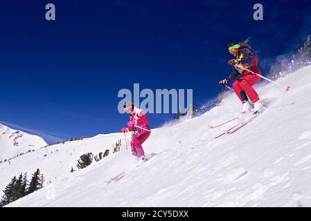 ANNI '90 DUE DONNE SCI DA DISCESA JACKSON HOLE SKI AREA JACKSON HOLE WYOMING USA - KW12296 WAL004 HARS BILANCIO GIOVANE ADULTO ATLETA DI SCI ALLA MODA BUCO GIOIA STILE DI VITA VELOCITÀ FEMMINE SALUTE RURALE SCIATORE STATI UNITI COPIA SPAZIO AMICIZIA FULL-LENGTH DONNE PERSONE ATLETICHE SICUREZZA WYOMING WINTERTIME ATTIVITÀ FELICITÀ AVVENTURA FISICA DOWNHILL TEMPO LIBERO FORZA STILI ECCITAMENTO BASSA ANGOLAZIONE RICREAZIONE SCIATORI DIREZIONE TETONS AREA FLESSIBILITÀ MUSCOLI ELEGANTI WINTERY MODA WY MONTAGNE ROCCIOSE GIOVANE DONNA ADULTA ETNIA CAUCASICA JACKSON VECCHIO STILE Foto Stock