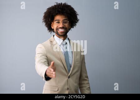 African American Accountant o avvocato di legge che offre Handshake Foto Stock