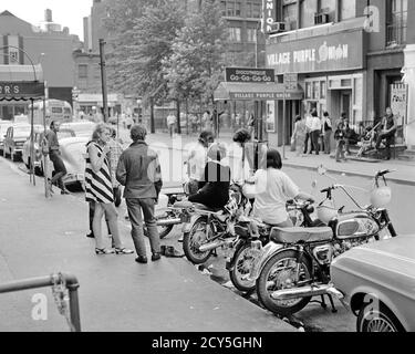 1960 GREENWICH VILLAGE STREET SCENA GRUPPO DI GIOVANI ADULTI DA MOTOCICLETTE DI FRONTE ALLA STRADA DAL VIOLA ONION UN FAMOSO GO-GO BAR - R20869 HAR001 HARS OF OPPORTUNITY THE GOGO CONNESSIONE GREENWICH CONCETTUALE ATTRAVERSO IL RELAX INSIEME IN BIANCO E NERO GO-GO HAR001 VECCHIO STILE Foto Stock