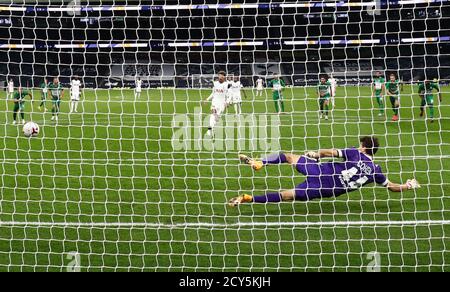 Il DELE Alli di Tottenham Hotspur segna il settimo gol del suo fianco a causa di una penalità durante la partita di playoff della UEFA Europa League al Tottenham Hotspur Stadium di Londra. Foto Stock