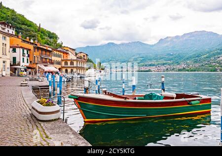 Veduta del Lago d'Iseo e della città di Peschiera Maraglio sul Monte Isola Foto Stock