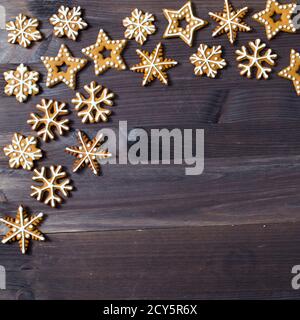 Telaio quadrato. Top sopra alto angolo closeup vista dall'alto della bella decorazione di natale. Biscotti di pan di zenzero sotto forma di fiocchi di neve, frecce, stelle An Foto Stock