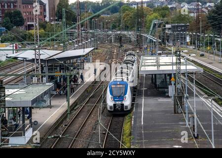 Stazione S-Bahn Wuppertal-Elberfeld, piattaforme, treno locale, Wuppertal, NRW, Germania Foto Stock