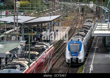 Stazione S-Bahn Wuppertal-Elberfeld, piattaforme, treno locale, Wuppertal, NRW, Germania Foto Stock