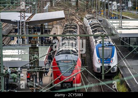 Stazione S-Bahn Wuppertal-Elberfeld, piattaforme, treno locale, Wuppertal, NRW, Germania Foto Stock