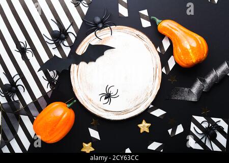 Halloween invito mockup festa, celebrazione. Decorazioni di Halloween con pipistrelli, ragni, zucche, stelle, confetti, nastro. Disposizione piatta, parte superiore Foto Stock