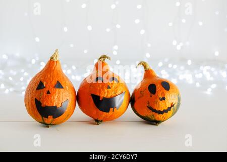 jack-o'-lanterna su sfondo bianco con luci. Felice invito alla festa di Halloween, celebrazione. Decorazioni Halloween concetto. Spazio di copia. Foto Stock