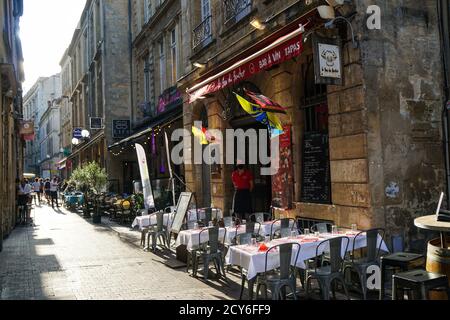 Bordeaux - 08/27/2020 : cameriere in attesa di ospiti in vecchia strada Foto Stock