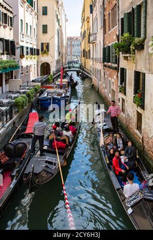 Venezia, Italia - 1 Maggio 2017: le gondole sono congestionati, ancora provare a lavorare insieme per mantenere il flusso di traffico nei canali di Venezia Foto Stock
