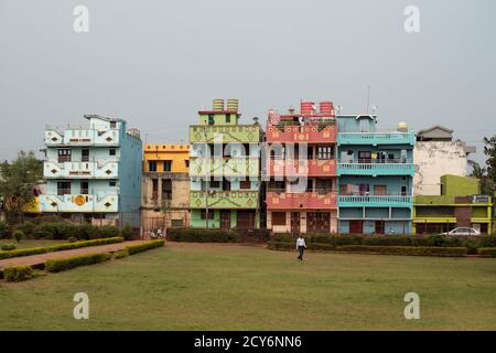 Bhubaneswar, India - 4 febbraio 2020: Vista dei colorati edifici di appartamenti di Bhaskaraswar Tempio il 4 febbraio 2020 a Bhubaneswar, India Foto Stock