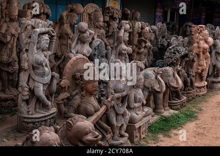 Diverse sculture di pietra religiosa marrone in esposizione per la vendita a Bhubaneswar, Odisha, India Foto Stock