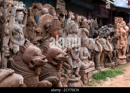 Diverse sculture di pietra religiosa marrone in esposizione per la vendita a Bhubaneswar, Odisha, India Foto Stock