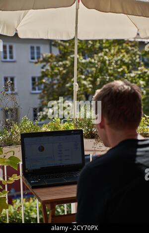 Ufficio domestico sul balcone. Lavoro da casa sul balcone. Foto Stock