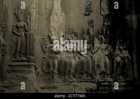 Rilievi sulla parete di Angkor Wat, figure di hapsara (apsara). Foto Stock