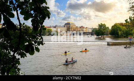 La gente del posto e i turisti amano andare in kayak sul fiume Moldava vicino all'isola di Kampa a Praga, in Repubblica Ceca. Foto Stock