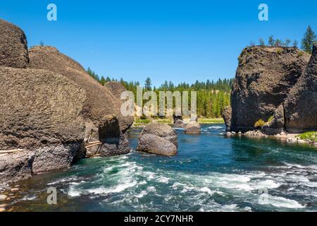 Gli enormi massi lungo il fiume Spokane a Bowl e Pitcher all'interno del Riverside state Park a Spokane Washington, USA Foto Stock