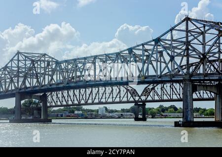 Il modello E.J. Il ponte Grizzaffi 'Lionel' e il ponte Long-Allen sono raffigurati, il 25 agosto 2020, a Morgan City, Louisiana. Foto Stock