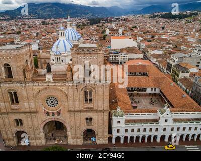 Cuenca, Ecuador - 21 Ottobre 2017 - Aerial drone vista della mitica Cattedrale nuova con le cupole blu Foto Stock