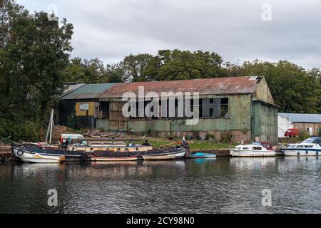 Magazzino di derelict sull'isola di Platt Eyot lungo il fiume Tamigi in Hampton a West London, Londra, Inghilterra, Regno Unito Foto Stock