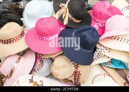 Pile di cappelli da donna in vendita fatti a mano Foto Stock