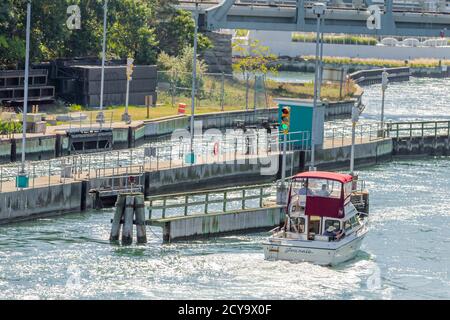 Immagine di una barca da diporto che attraversa le chiuse del canale di Shinnecock a Long Island, NY Foto Stock