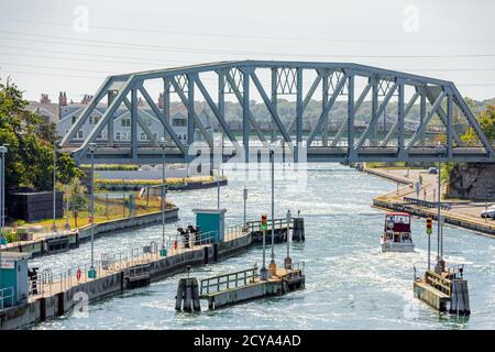 Immagine di una barca da diporto che attraversa le chiuse del canale di Shinnecock a Long Island, NY Foto Stock