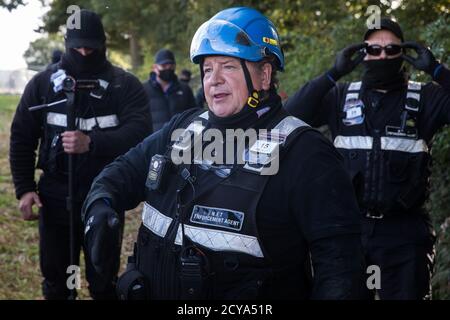 Aylesbury vale, Regno Unito. 1 ottobre 2020. National Eviction Team Bailiffs lavorando per conto di HS2 Ltd cercare di chiarire la proprietà di un campo durante gli sfratti da un campo di protezione della fauna selvatica in un antico bosco a JonesÕ Hill Wood. Circa 40 attivisti ambientali e residenti locali, alcuni dei quali vivono in case di alberi di fortuna a 60 metri sopra il suolo, Erano presenti durante gli sfratti a JonesÕ Hill Wood che aveva servito come uno dei numerosi campi di protesta allestiti lungo il percorso del £106bn HS2 ad alta velocità collegamento ferroviario per resistere al controverso progetto di infrastruttura.Credit: Mark Kerris Foto Stock