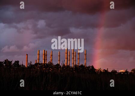 Avon Lake, Ohio, Stati Uniti. 1 ottobre 2020. Come tempesta che passa la Contea di Lorain, Ohio, un doppio arcobaleno appare al tramonto sopra la Ford Ohio Assembly Plant in Avon Lake, Giovedi, 1 ottobre 2020. Credit: Andrew Dolph/ZUMA Wire/Alamy Live News Foto Stock