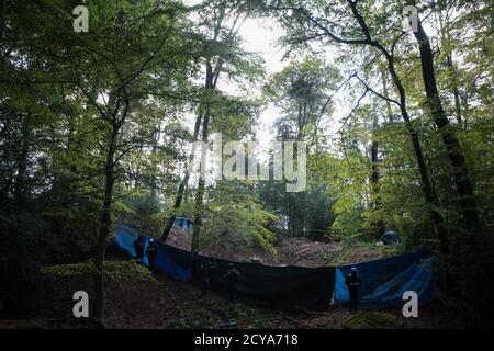 Aylesbury vale, Regno Unito. 1 ottobre 2020. Un'area del campo di protezione della fauna selvatica nel bosco antico che ha ispirato Roald DahlÕs fantastico signor Fox a JonesÕ Hill Wood da cui gli attivisti anti-HS2 sono stati sfrattati da Bailiffs del National Eviction Team che lavorano per conto di HS2 Ltd. Circa 40 attivisti ambientali e residenti locali, Alcuni dei quali vivono in case di alberi di fortuna a circa 60 metri sopra il suolo, erano presenti durante gli sfratti a JonesÕ Hill Wood che aveva servito come uno dei numerosi campi di protesta allestiti lungo il percorso del £106bn HS2 collegamento ferroviario ad alta velocità per resistere a. Foto Stock