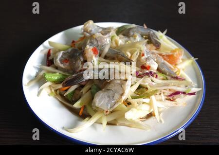 Insalata tailandese di papaya verde con gamberi crudi o Som Tam Thai Gung Foto Stock